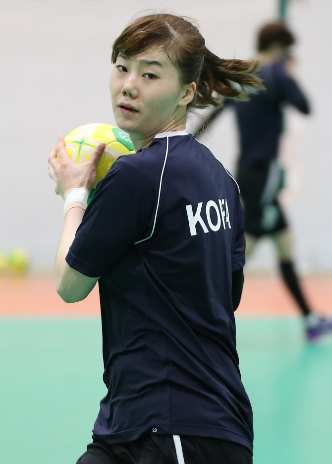 [포토] 패스 훈련하는 김온아