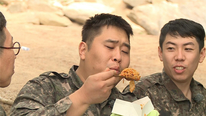 '진짜사나이' 문세윤, 전투식량 한입에? '충격 군대 먹방'