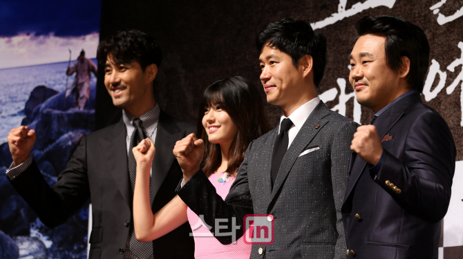 [포토]차승원-남지현-유준상-김인권, 영화 '고산자, 대동여지도' 파이팅!