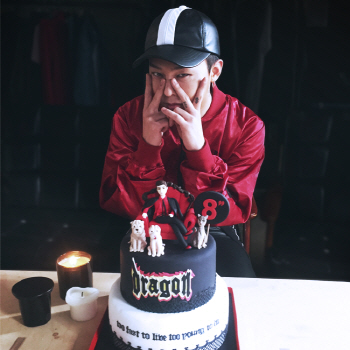 29번째 생일 맞은 지드래곤, 케익 앞에서 귀여운 브이(V) 포즈