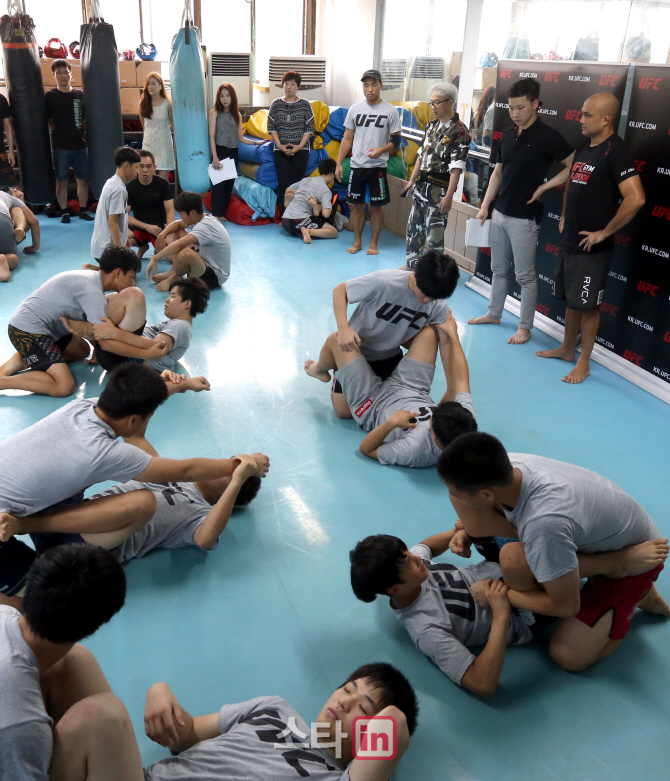 [포토]'한국학생들에게 노하우 전수하는 UFC 레전드 BJ 펜'