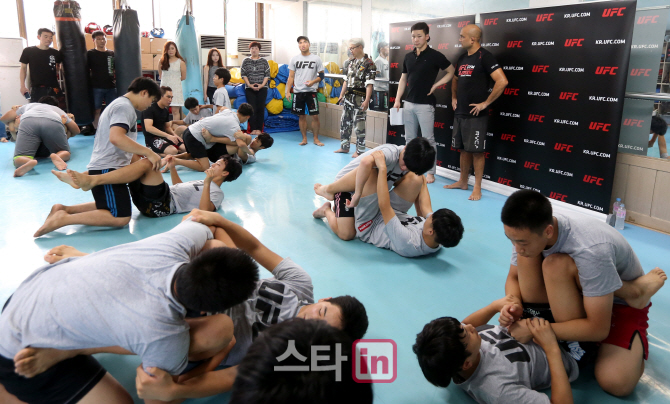 [포토]'학생들에게 노하우 전수하는 UFC 레전드 BJ 펜'