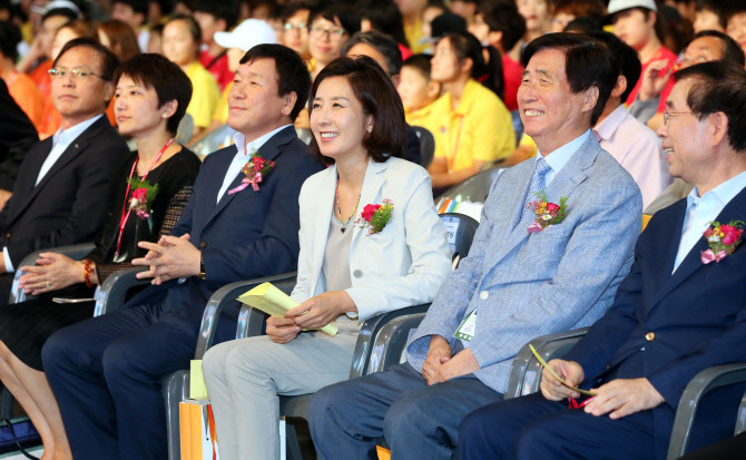 [포토]미소짓는 나경원 명예 회장