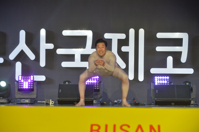 [4th BICF 인터뷰]日야스무라 "알몸개그로 부코페 개막 장식… 큰 영광"