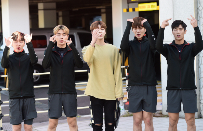 [포토] 매드타운, '오늘을 위해 운동 많이 했습니다!'