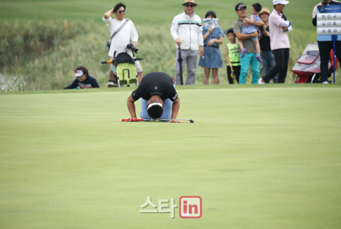 [포토]  NS홈쇼핑 군산CC 전북오픈 18번홀 한민규 퍼팅실패