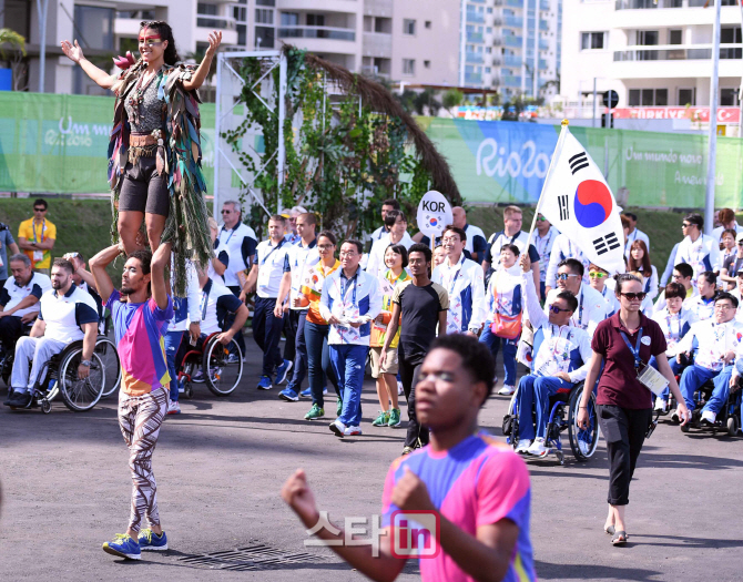 [포토]리우패럴림픽, 한국 선수단 환영하는 아마존의 여신