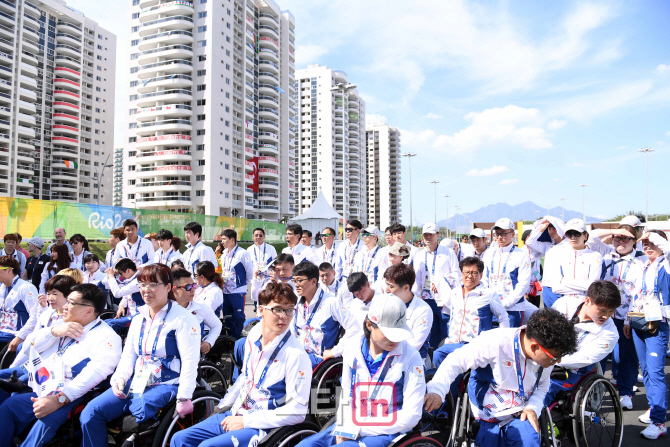 [포토]‘2016 리우 패럴림픽’ 한국선수단 선수촌 입장