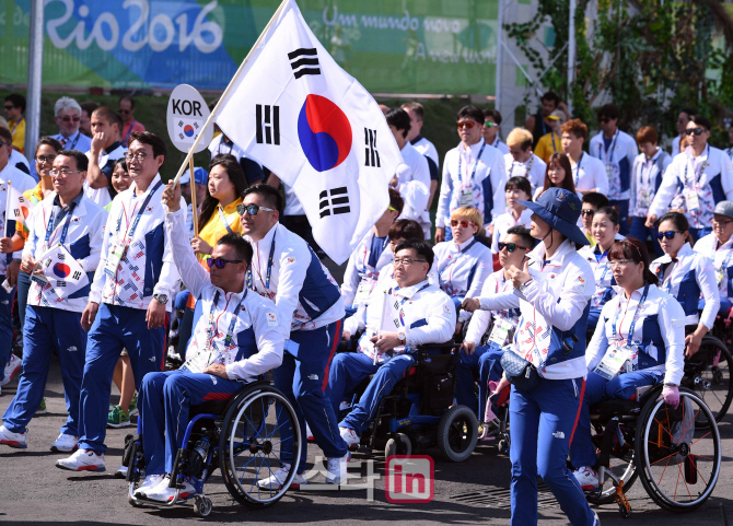 [포토]리우 패럴림픽, 한국 선수단 태극기 휘날리며 입장