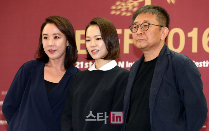 [포토]강수연-한예리-장률, 제 21회 BIFF 집행위원장과 개막작 주역들