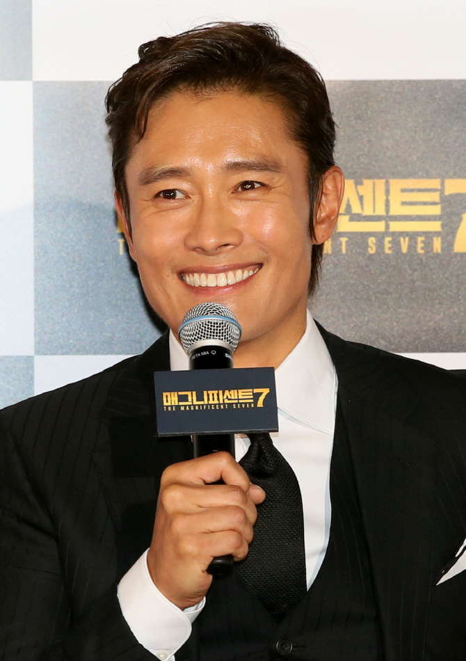 [포토]이병헌 '에단 호크 선물에 감동'