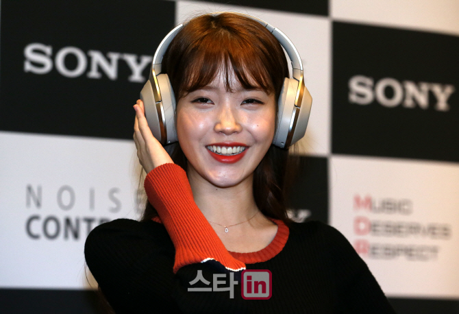 [포토]아이유, '소니, 헤드폰 MDR-1000X ' 저 한테 딱이에요!