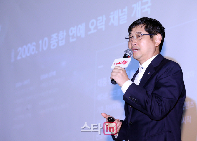 [포토]tvN 개국 10주년 기자간담회, '프레젠테이션하는 이덕재 CJ E&M 미디어콘텐츠부문 대표'