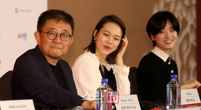 [포토]장률-한예리-이주영, 제21회 부산국제영화제 개막작 '춘몽'의 감독과 배우들