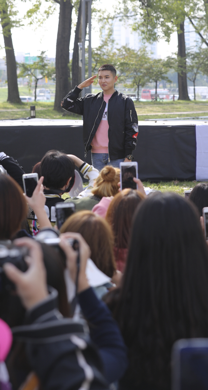 [포토] 팬에게 인사하는 려욱