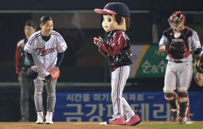 [포토] 와일드카드 결정전 2차전 시구 아웃사이더