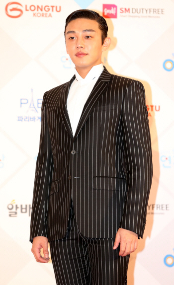 ’유아인 티셔츠 표절 논란‘ 엑소 맨투맨, 판매 종료