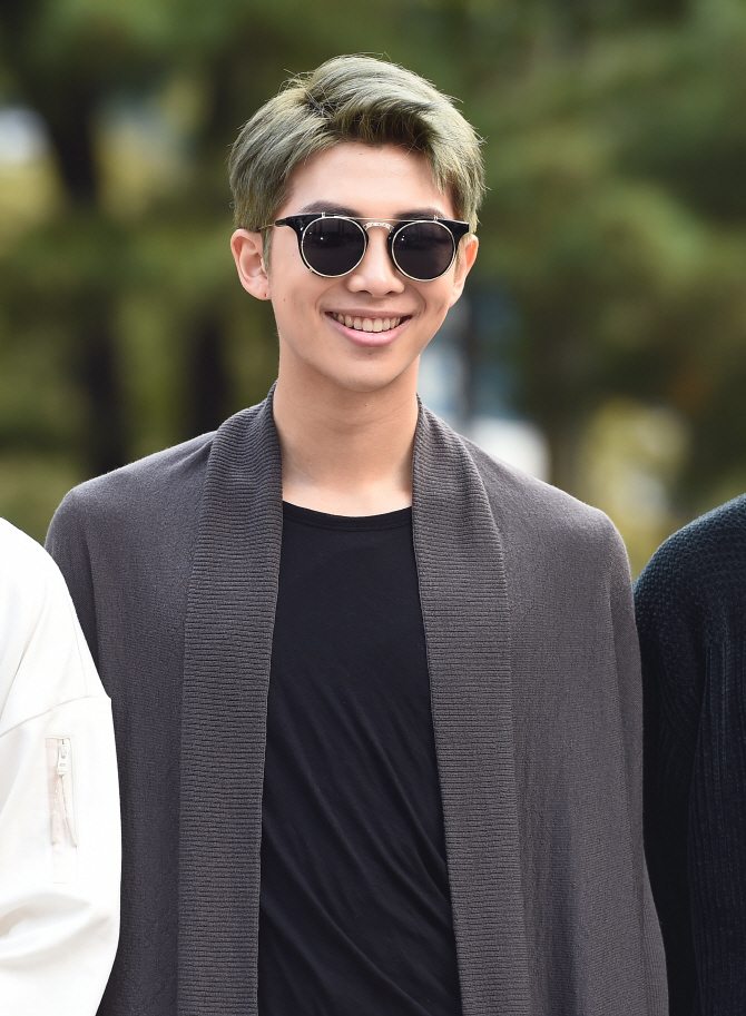 방탄소년단 랩몬스터, '각진 어깨에 딱 맞는 카디건'