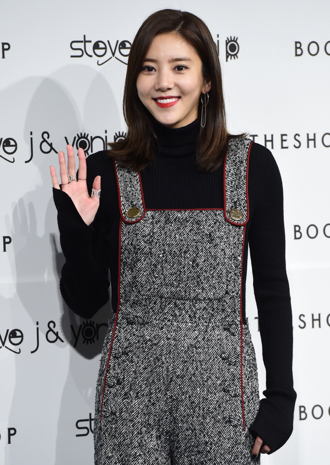 손담비, '멜빵 바지 입고 귀여운 미소~'