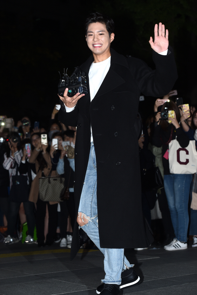 박보검, '빙그르르~ 깜찍한 인사'