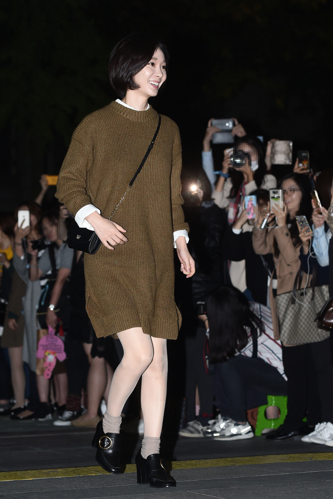 한수연, '팬들의 환호에 소녀처럼 꺄르륵~'