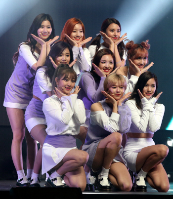트와이스 사나 "아이오아이 '너무너무너무', 나도 모르게 따라불러"
