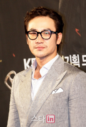 '성매매 혐의' 엄태웅 벌금형 약식기소…업주 구속기소