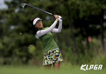 베테랑 강수연, LPGA 토토재팬 클래식 깜짝 공동선두