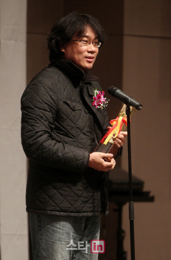 봉준호 감독 "최순실과 트럼프가 정상회담 하는 건가…"