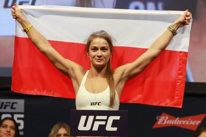 UFC 女스트로급 챔피언 옌드레이칙, 타이틀 방어 성공