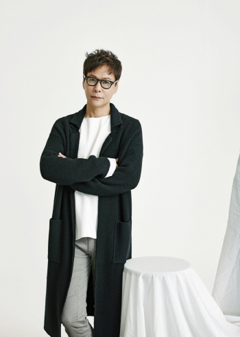 윤상, 2년 만에 신곡 발표.. '그게 난 슬프다' 30일 공개