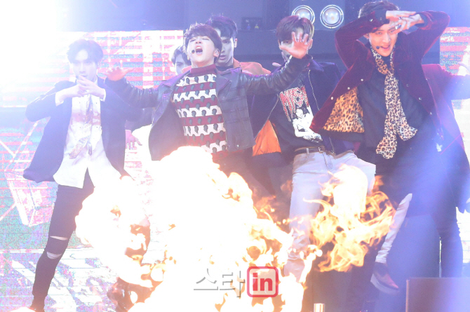 [포토]그룹 펜타곤, '뜨거운 불꽃처럼'