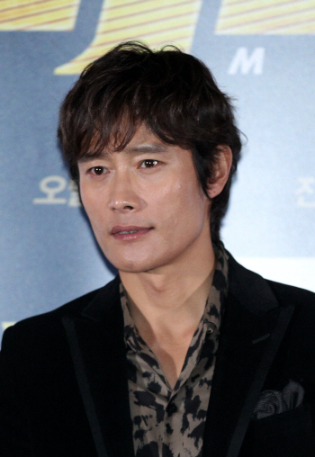 ‘스킨십 논란’ 이병헌 측 “상대 여성, 이민정도 친한 지인”