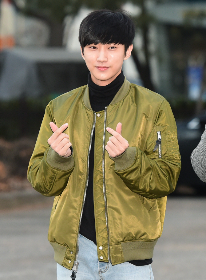 비원에이포 진영, '마음을 녹이는 따스한 손하트~'