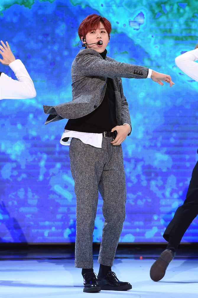 B1A4 신우, '호우~'