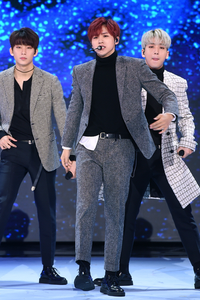 B1A4 신우, '멋짐 흩날리며~'