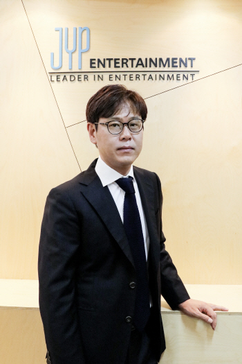 ③정욱 대표 "트와이스 1위, JYP 성공적 변화 상징"