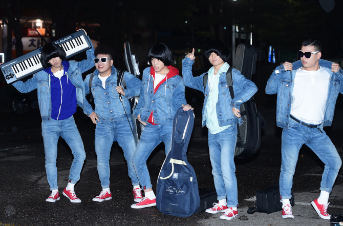 더 이스트라이트, '추억 소환 복고 포즈~'