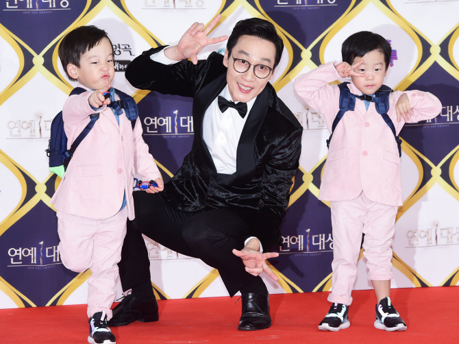 [포토] 이휘재, '귀염둥이 서언, 서준과 함께 시상식 나들이~'