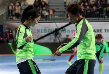 ‘이민아·이승우 커플댄스’…볼거리 풍성했던 홍명보 자선 축구