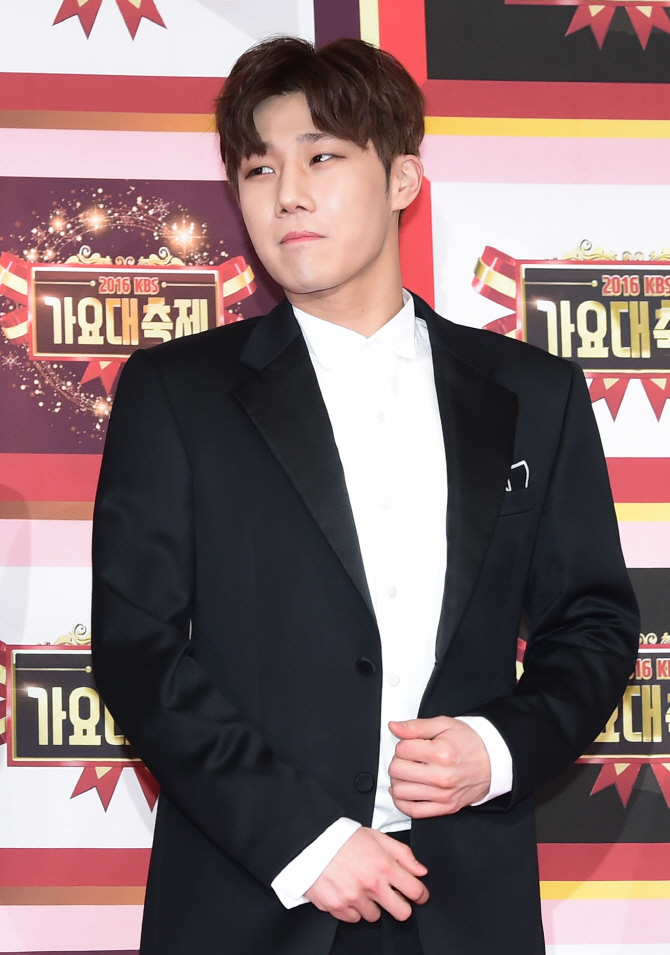 인피니트 성규, '폭풍 플래쉬 세례에 수줍어~'