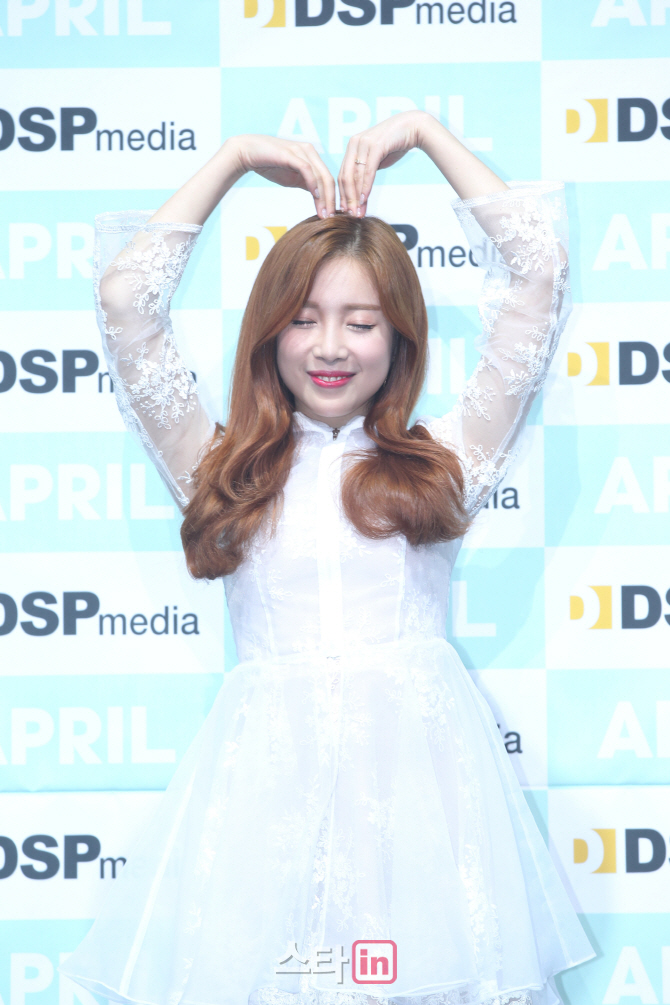 [포토]에이프릴 채경, '하트 드려요'