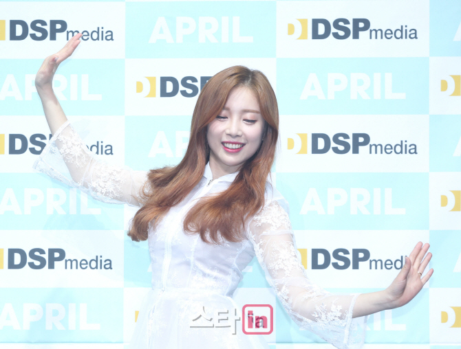 [포토]에이프릴 채경, '우아한 자세에요'