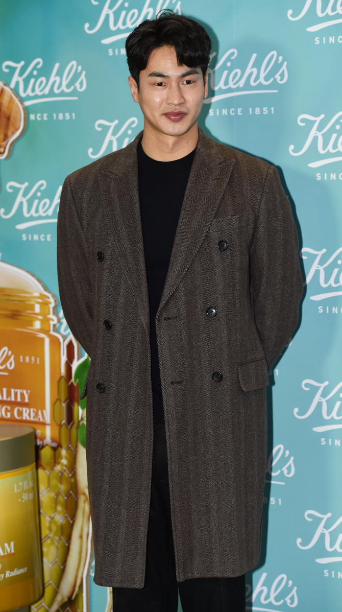 [포토] 김산호, 롱코트 완벽소화하는 기럭지