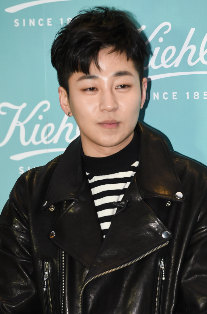 [포토] 딘딘 '귀엽게 얌전하게'