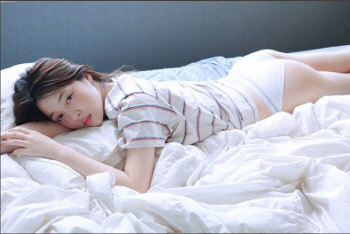 설리, 그라비아 수준 침실 화보 공개 '볶음밥 논란에 응수?'