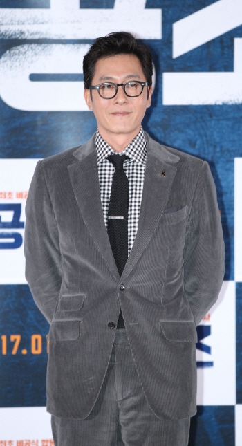 김주혁, 첫 악역 변신 "나쁘지 않은 듯" 너스레…세월호 배지 눈길