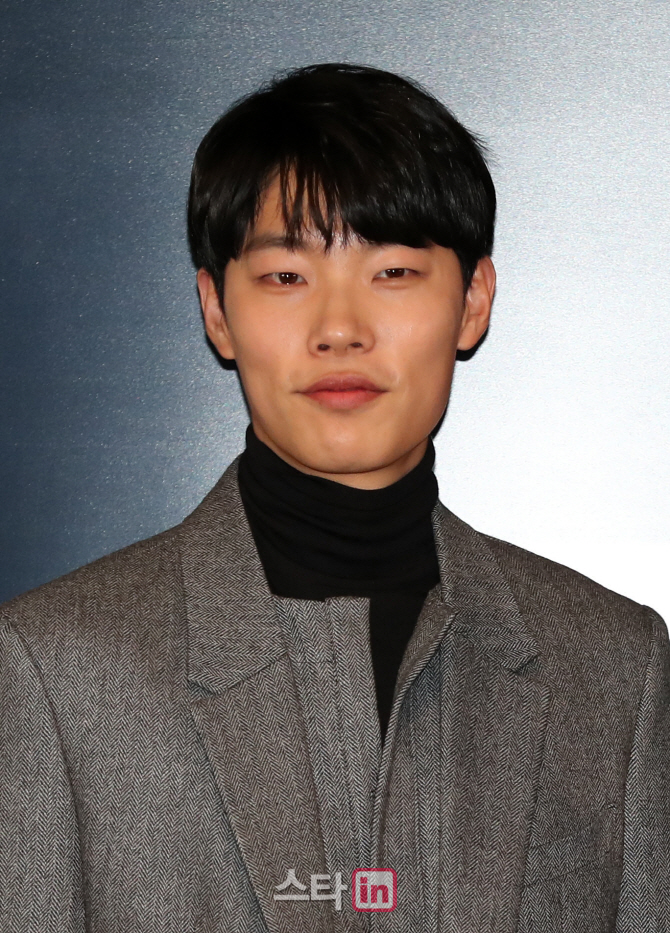 [포토]류준열, 영화 '더 킹' 많이 사랑해주세요!