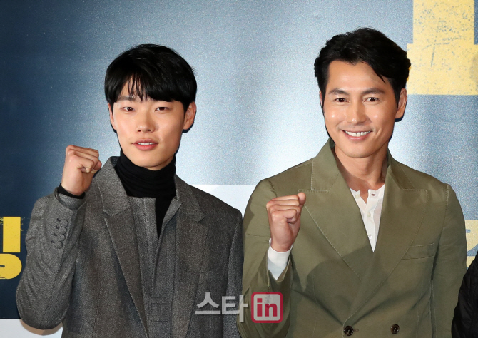 [포토]류준열-정우성, 영화 '더 킹' 파이팅!
