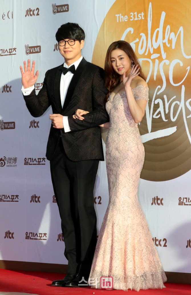 [포토]성시경-강소라 '우아한 손인사'